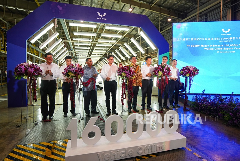 PT SGMW Motor Indonesia (Wuling) menandai pencapaian penting dalam perjalanan operasionalnya di Indonesia dengan produksi ke-160.000 unit kendaraan dari pabriknya di Cikarang. Perayaan yang berlangsung pada Rabu (27/11/2024) ini juga menjadi momen bersejarah bagi debut ekspor Cloud EV ke pasar ASEAN, mengukuhkan komitmen Wuling dalam mendukung sektor industri otomotif, khususnya di segmen kendaraan energi baru.