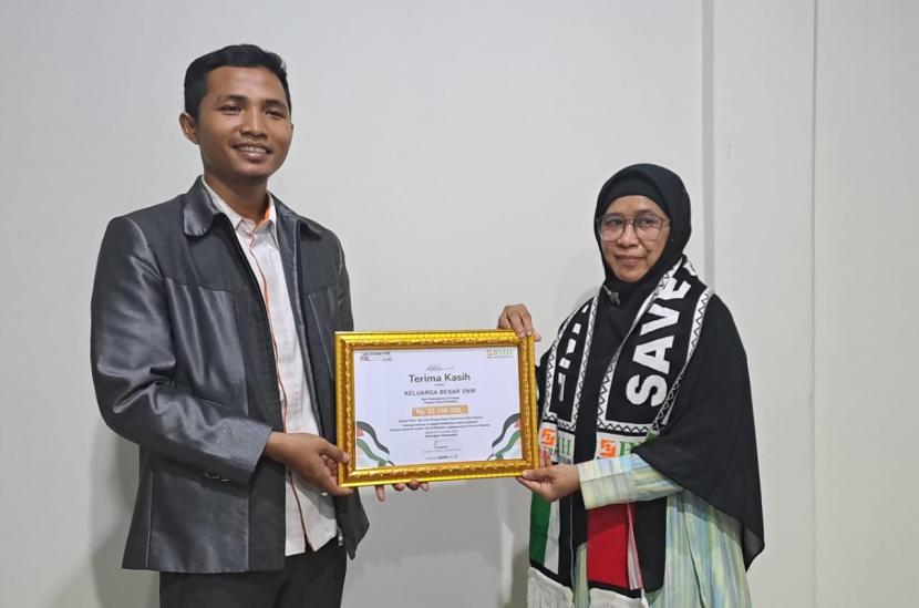 PT SNW menyalurkan donasi bagi masyarakat Palestina melalui Laznas BMH di kantor pusat SNW, Jakarta Selatan, Senin (6/11/2023). Direktur Utama SNW, Hj Nurhayati, secara langsung menyerahkan donasi tersebut.