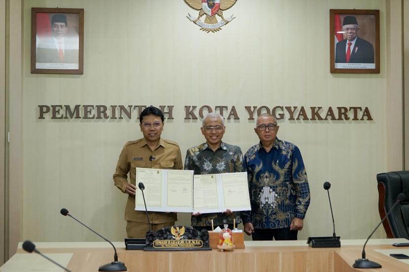 PT Solusi Bangun Indonesia Tbk (SBI) menandatangani kesepakatan bersama dengan Pemkot Yogyakarta untuk pemanfaatan hasil pengelolaan sampah perkotaan menjadi bahan bakar alternatif refuse-derived fuel (RDF).