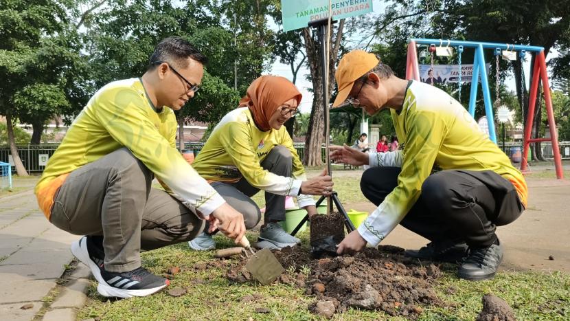 PT Solusi Bangun Indonesia Tbk (SBI) yang merupakan unit usaha dari SIG, bekerja sama dengan Kementerian Lingkungan Hidup dan Kehutanan (KLHK) dan stakeholder lainnya memperingati Hari Lingkungan Hidup Sedunia 2024 dengan berbagai agenda yang dipusatkan di Monumen 45 Solo, Sabtu (29/6/2024).