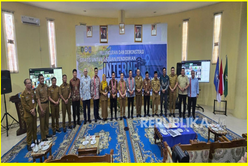 PT Solusi Sinergi Digital Tbk (Surge) dan Huawei Indonesia, dengan dukungan penuh dari Pemerintah Provinsi Kalimantan Barat melalui Dinas Pendidikan setempat baru-baru ini meluncurkan solusi ruang kelas pintar Dual-Location Smart Classroom pertama di Indonesia pada SMA Negeri 1 Pontianak dan SMA Negeri 1 Mempawah. 