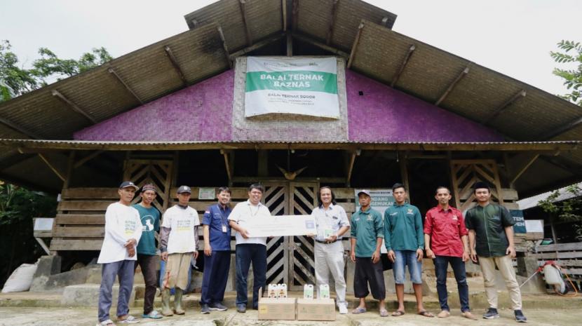 PT Sterilyn Halal Internasional menyalurkan bantuan produk peternakan (Livestock) kepada Baznas untuk dimanfaatkan oleh para peternak di Balai Ternak Baznas Cimande, Bogor Jawa Barat.