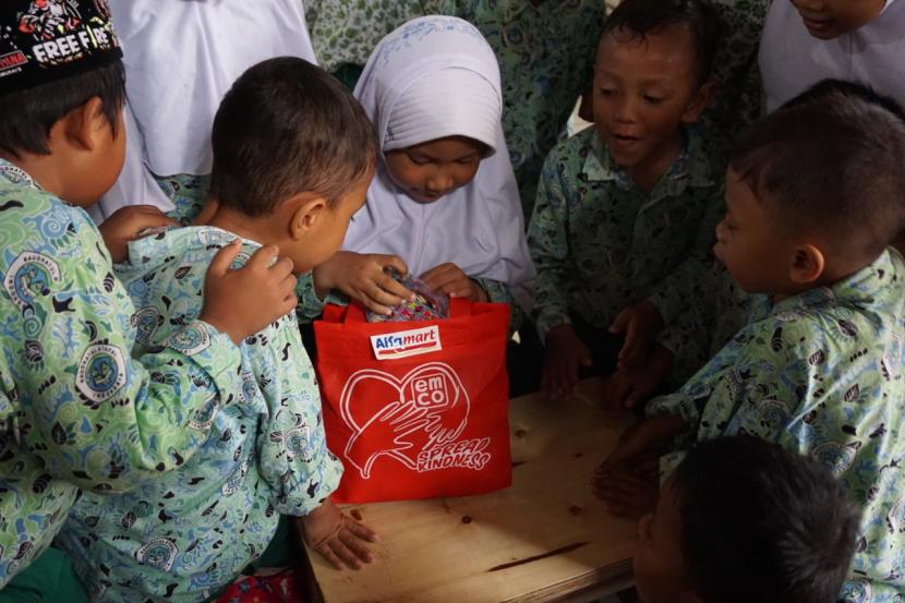 PT Sumber Alfaria Trijaya Tbk (Alfamart) bekerja sama dengan PT Emway Globalindo (EMCO Toys)  membagikan 2.000 paket mainan di berbagai wilayah Indonesia, untuk anak-anak yang membutuhkan.