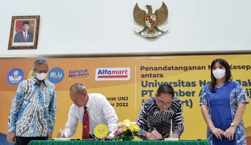 PT Sumber Alfaria Trijaya Tbk (Alfamart) dengan Universitas Negeri Jakarta (UNJ) melakukan penandatanganan nota kesepahaman (MoU) yang berisi peningkatan potensi di tiga pilar yakni bidang disabilitas, UMKM dan kerja sama bisnis.
