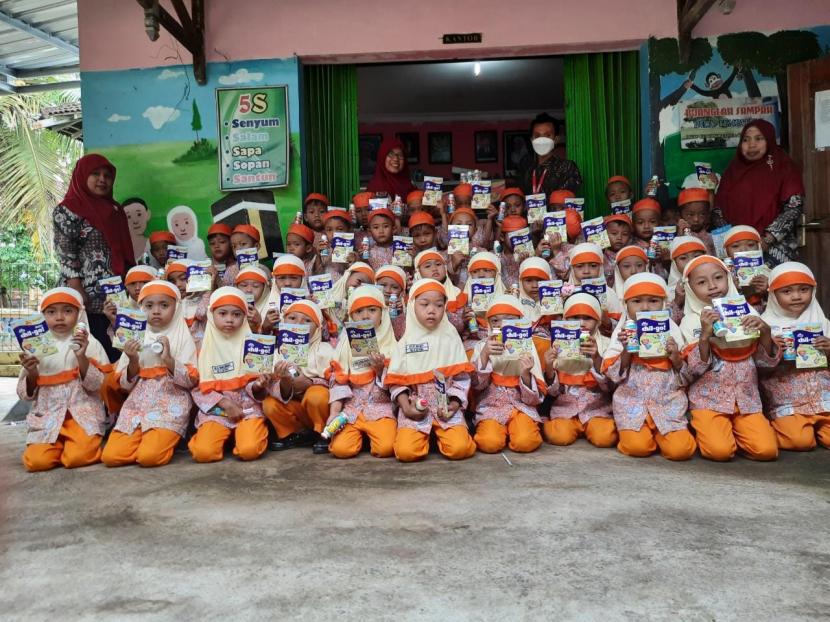 PT Sumber Alfaria Trijaya Tbk (Alfamart) membagikan 200 ribu paket susu gratis untuk anak-anak sekolah yang disebar ke sekolah-sekolah dari Sabang sampai Merauke. 