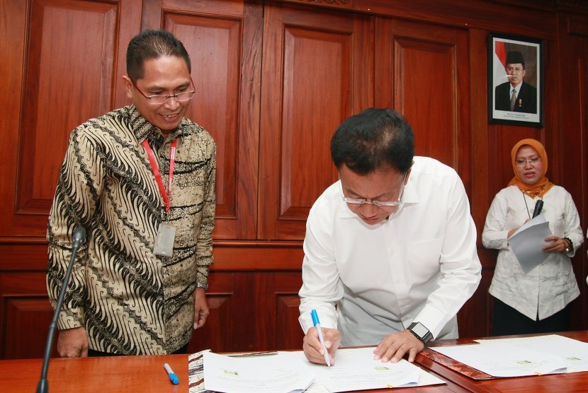 PT Sumber Alfaria Trijaya Tbk dan Kemendikbud menandatangani nota kesepahaman tentang implementasi program Alfamart Class di Kantor Kemendikbud, Kamis (24/8).