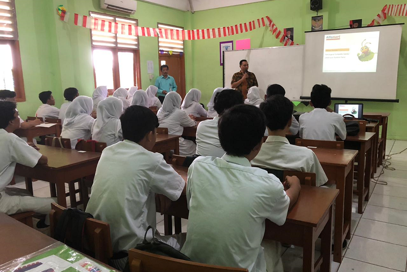  PT Sumber Alfaria Trijaya Tbk menjalankan program Alfamart Mengajar serempak di 32 kota di Indonesia.