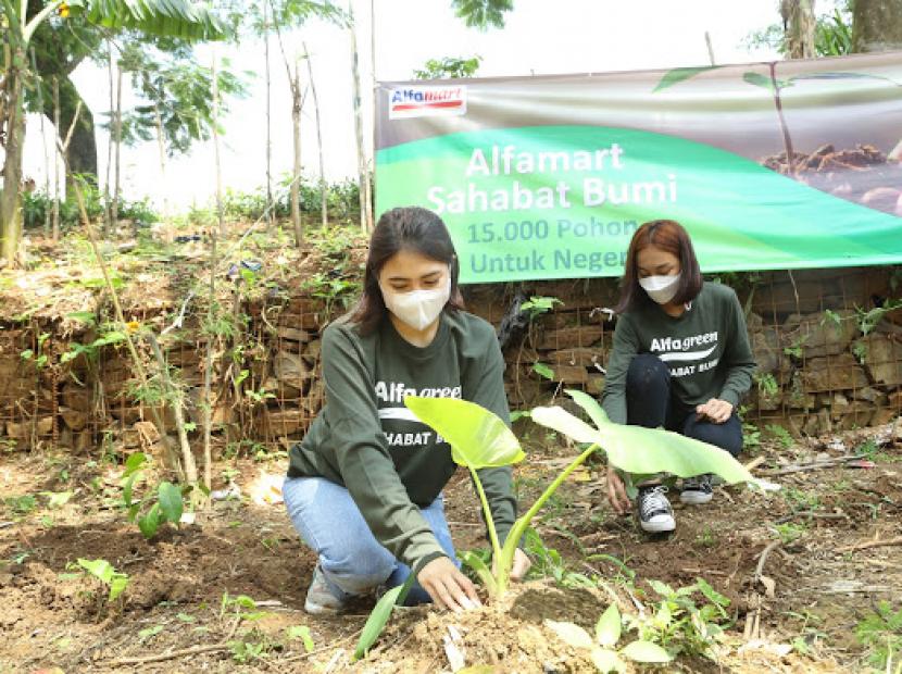 PT Sumber Alfaria Trijaya, Tbk pengelola jaringan ritel modern Alfamart menunjukkan kepeduliannya terhadap kelestarian lingkungan dalam peringatan Hari Bumi tahun ini. Mengusung kampanye Alfagreen, program berkelanjutan Alfamart untuk lingkungan, sepanjang 2021 ini perusahaan menargetkan menanam sebanyak 15.000 bibit pohon di berbagai daerah.