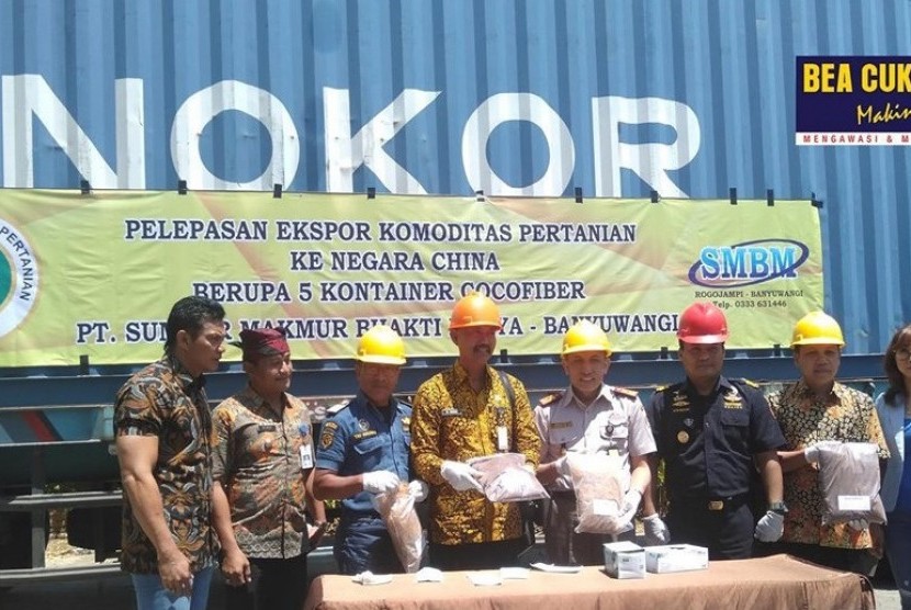 PT Sumber Makmur Bakti Mulia didukung oleh Kementerian Pertanian melalui Badan Karantina Pertanian mengekspor 95 ton serabut kelapa ke China.