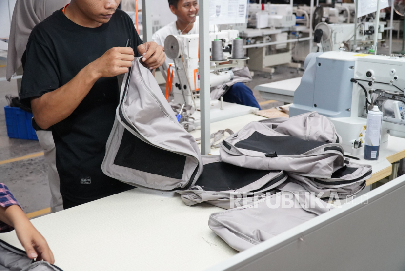 PT Summit Travel Goods mengekspor perdana 5.830 produk tas ke Amerika. Perusahaan ini memperoleh asistensi penuh dari Bea Cukai. 
