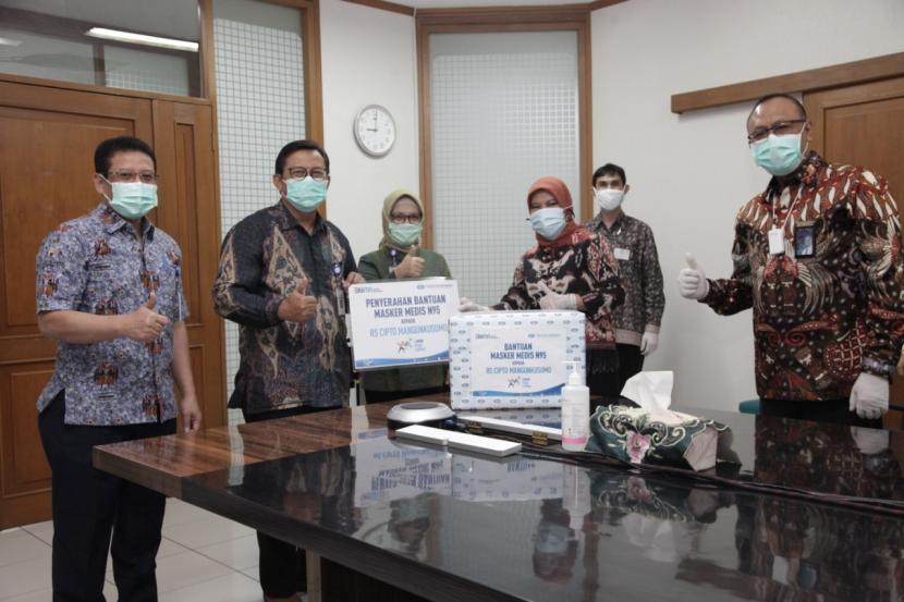 PT Surveyor Indonesia memberikan bantuan Masker N-95 untuk tenaga medis RSCM Jakarta, Jumat (9/10). 