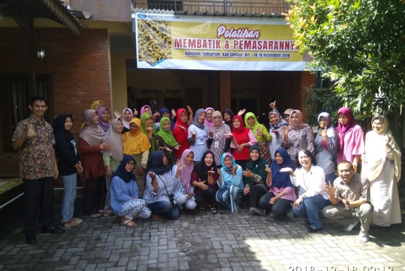   PT Surveyor Indonesia memberikan  pelatihan membatik dan pemasaran kepada masyarakat Bantulan dan sekitarnya, Yogyakarta.