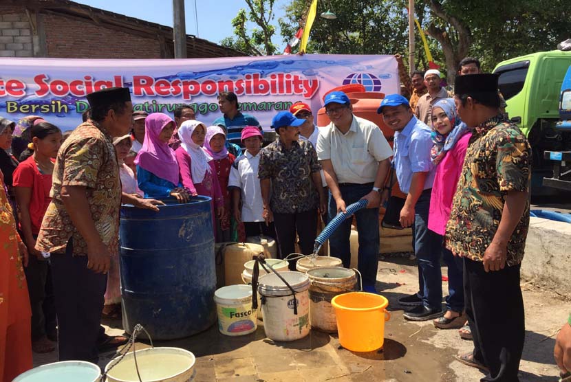 PT Surveyor Indonesia menyalurkan bantuan air bersih ke Desa Jatirunggo, Kecamatan Pringapus, Kabupaten Semarang, Jawa Tengah, Sabtu (19/9).