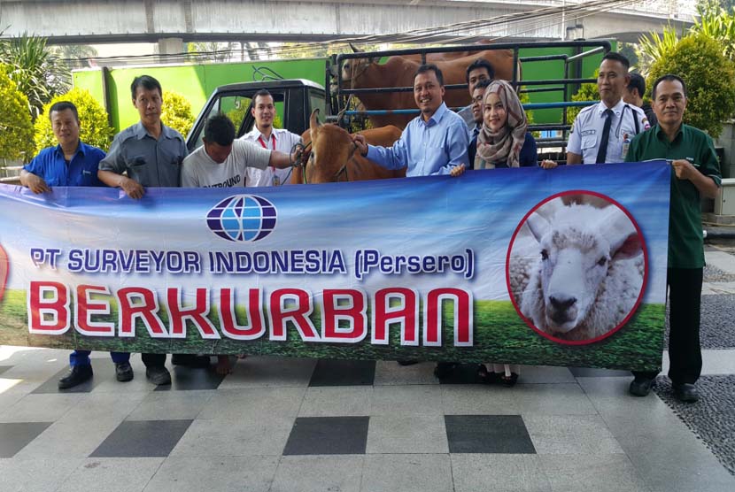 PT Surveyor Indonesia menyalurkan hewan kurban kepada masyarakat di beberapa daerah.