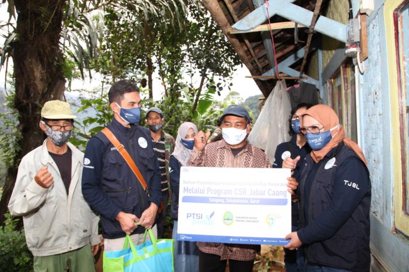 PT Surveyor Indonesia (Persero) melakukan kunjungan sekaligus menyalurkan uang tunai dan sembako kepada  penerima bantuan program Jabar Caang di Garut. 