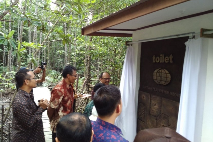 PT Surveyor Indonesia (PTSI) memberikan bantuan toilet umum dan bibit pohon mangrove di Kawasan Mangrove Center, Balikpapan. Kredit foto: Dok PTSI