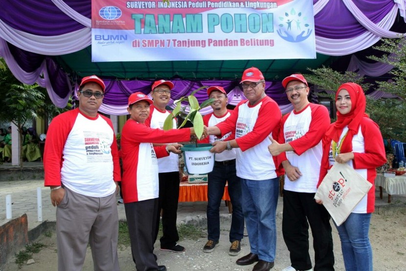PT Surveyor Indonesia (PTSI) menyerahkan bibit tanaman buah-buahan kepada SMPMN 7 Tanjung Pandan, Bangka Belitung.