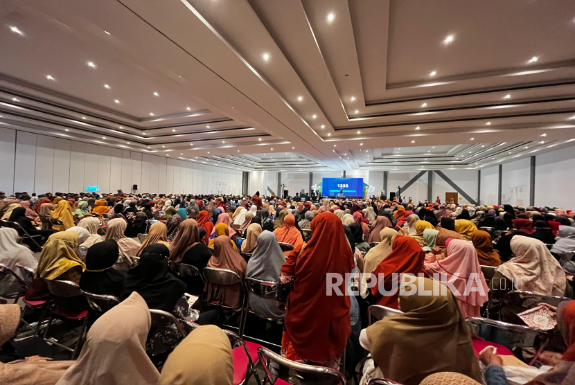 PT Surya Madina menggelar Tasyakuran Milad ke-7 dengan tema 7 Tahun Melayani, Tumbuh, dan Berbagi di Tirtonadi Convention Hall, Ahad (13/7/2025). Acara tersebut diikuti sebanyak 1.500 jamaah dan tamu undangan.