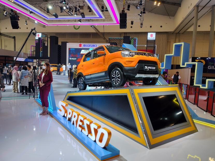 PT Suzuki Indomobil Sales (SIS) yang resmi meluncurkan Baleno dan S-Presso. Acara peluncuran line up terbaru Suzuki   di pameran otomotif Gaikindo Indonesia International Auto Show (GIIAS) 2022 yang berlangsung di Tangerang, Banten (11/8/2022).  
