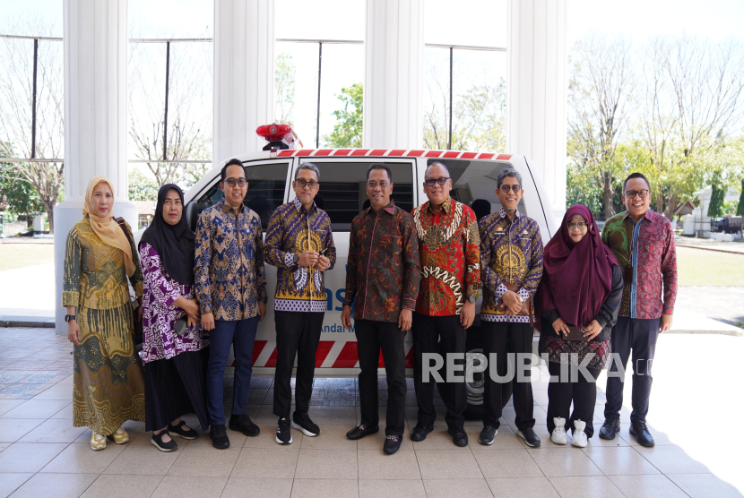 PT TASPEN menyerahkan satu unit ambulans kepada Pemkab Jeneponto. Bantuan ini untuk melengkapi fasilitas kesehatan dalam penanganan gawat darurat serta transportasi pasien secara cepat.