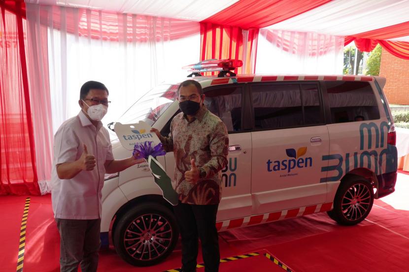 PT Taspen (Persero) menyerahkan ambulans untuk Kementerian BUMN.