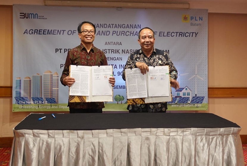 Direktur Utama NeutraDC Batam, Indrama YM Purba (kiri), bersama Direktur Utama PLN Batam, Muhammad Irwansyah Putra (kanan), melakukan penandatanganan kerja sama pengadaan pasokan energi listrik 