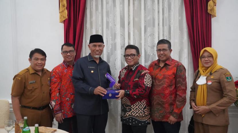 PT Telekomunikasi Indonesia Tbk (Telkom) bersama Pemprov Sumbar sepakat untuk bersinergi dalam rangka mempercepat transformasi digital di Sumatera Barat.