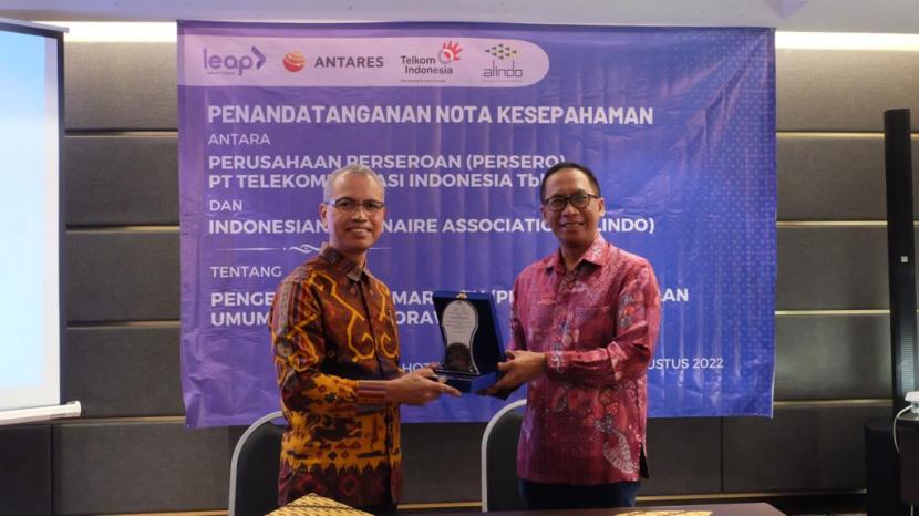 PT Telekomunikasi Indonesia Tbk (Telkom) menjalin kerja sama dengan Indonesian Luminaire Association (ALINDO) untuk mengembangkan Smart PJU (Penerangan Jalan Umum) berbasis Long Range Wide Area Network (LoRaWAN).