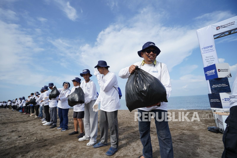 Gelar Aksi Bersih Pantai di Makassar, Telkom Kumpulkan 1,4 Ton Sampah