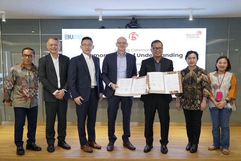 PT Telkom Indonesia (Persero) Tbk (Telkom) menjalin kerja sama strategis dengan F5, perusahaan penyedia produk dan layanan keamanan siber (cybersecurity) multicloud application security and delivery berskala global, melalui Memorandum of Understanding (MoU) yang ditandatangani oleh Direktur Strategic Portfolio Telkom, Budi Setyawan Wijaya, dan Senior Vice President APCJ, Adam Judd, di Jakarta, Senin (29/4).