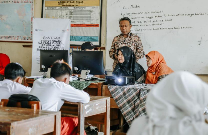 PT Telkom Indonesia (Persero) Tbk (Telkom) secara konsisten berkomitmen mendukung percepatan pemerataan digitalisasi pada sektor pendidikan di seluruh wilayah Indonesia, khususnya wilayah 3T (Terluar, Terdepan, dan Tertinggal). Komitmen Telkom tersebut diwujudkan melalui pemberian bantuan paket sarana pembelajaran digital ke berbagai sekolah dan yayasan di wilayah 3T beberapa waktu lalu. 