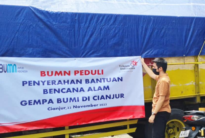 PT Telkom Indonesia (Persero) Tbk (Telkom) terus memberikan dukungan kepada masyarakat yang terdampak bencana gempa bumi pada Senin siang (21/11/2022). Telkom menyalurkan bantuan tahap awal sebanyak 1.000 paket sembako 