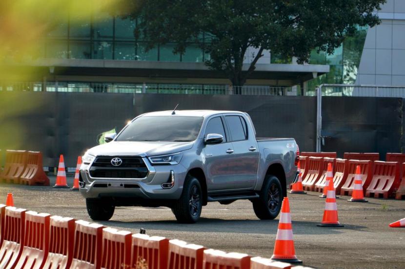 Toyota Motor Corp menggandakan perkiraan laba operasi setahun penuh. Ini dilakukan seiring dengan pulihnya penjualan kendaraan di China dari tekanan pandemi virus corona awal tahun ini, yang berkontribusi pada penurunan 24 persen dalam pendapatan kuartal kedua.