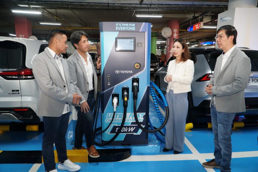 PT Toyota-Astra Motor (TAM) menambah fasilitas privilege charging spot dan privilege parking spot di Gandaria City Mal, Jakarta Selatan, Jumat (5/7/2024).