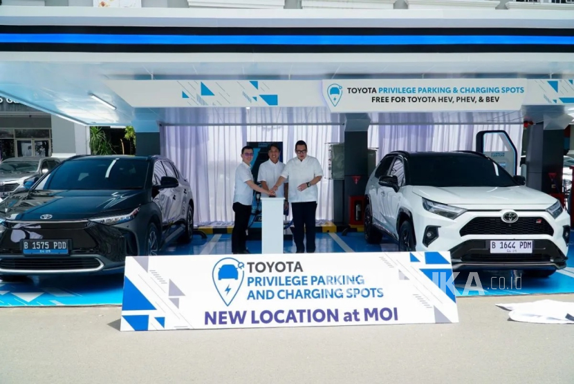 PT Toyota-Astra Motor (TAM) menghadirkan fasilitas parkir gratis bagi seluruh model elektrifikasi Toyota dan Lexus di Mall of Indonesia (MOI), Jakarta Utara, Selasa (18/3/2025). 