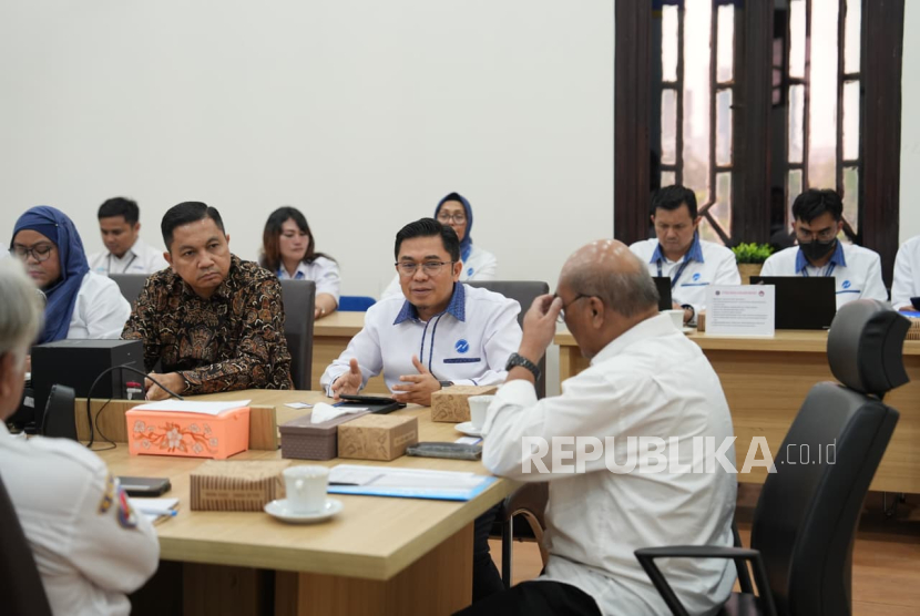 PT Transportasi Jakarta (Transjakarta) menggandeng Komite Nasional Keselamatan Transportasi (KNKT) untuk melakukan audit dan evaluasi menyeluruh terhadap operasional layanan. 
