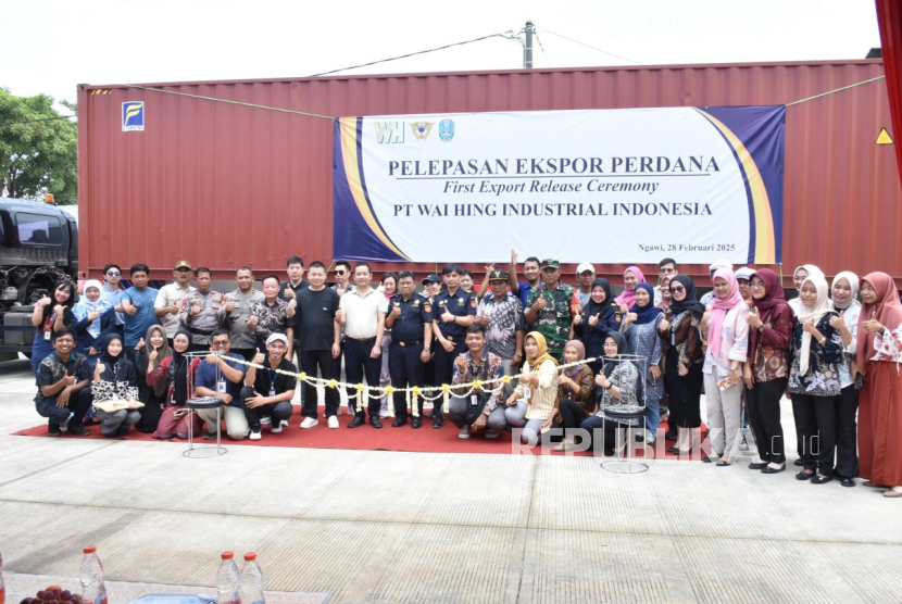 PT Wai Hing Industrial Indonesia melakuken ekspor perdana boneka mainan squishmallow ke AS. Perusahaan ini menerima failitas kawasan berikat di bawah pengawasan Bea Cukai Madiun.