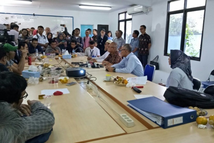 PT Waskita Karya dan Perwakilan Kemeterian PUPR menggelar konferensi pers terkait kecelakaan konstruksi di Tol Becakayu, Selasa (20/2)