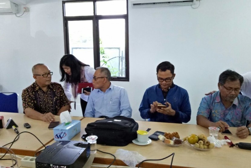 State-owned company PT Waskita Karya and representatives of Public Works and Housing (PUPR) Ministry hold a press conference related to incident at Becakayu toll road project, Jakarta, on Tuesday (Feb 20). 