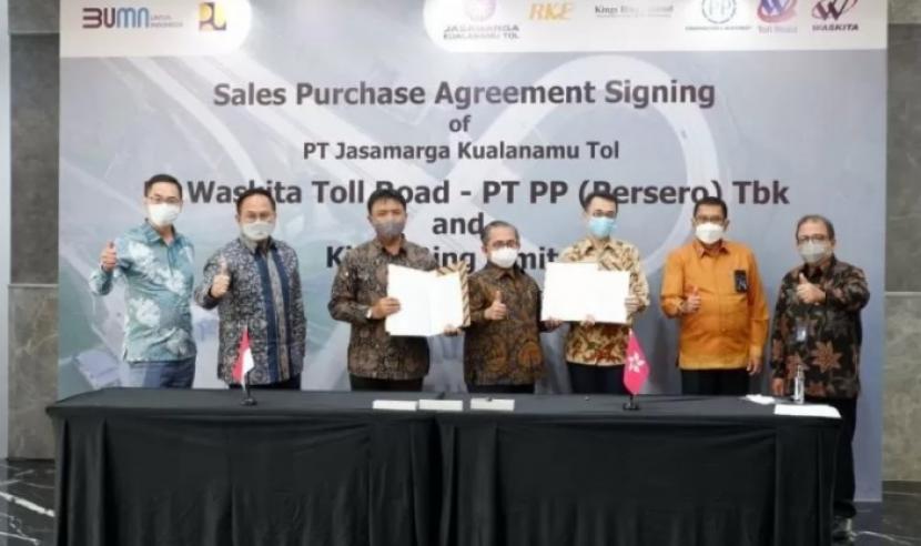 PT Waskita Karya (Persero) Tbk melalui anak usahanya yaitu PT Waskita Toll Road dan Kings Ring Ltd. telah menandatangani kesepakatan jual beli 30 persen saham PT Jasa Marga Kualanamu Tol (JMKT) dengan nilai transaksi sebesar Rp 824 Miliar.