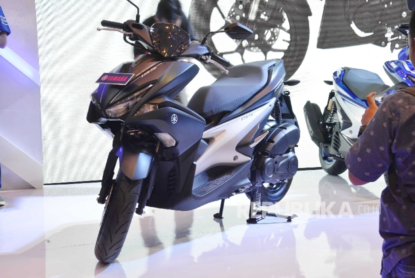 PT Yamaha Indonesia Motor Manufacturing (YIMM) meluncurkan Yamaha Aerox pada Pameran Indonesia Motorcycle Show (IMOS) 2016 di Jakarta, Rabu (2/10).
