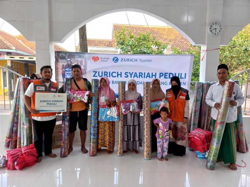 PT Zurich General Takaful Indonesia atau yang dikenal dengan nama Zurich Syariah berkolaborasi dengan Rumah Zakat melakukan penyaluran bantuan untuk korban banjir Serang.