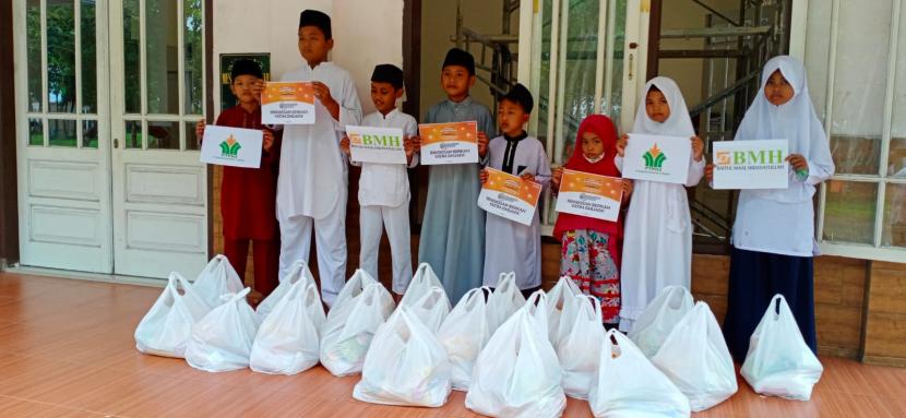 PTPN IV menggandeng BMH untuk menyalurkan bantuan  kepada santri Quran yatim piatu dhuafa binaan BMH di Medan, Jumat (8/4).