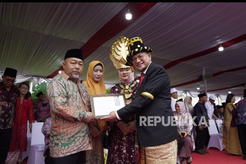 PTPN IV PalmCo, Subholding Perkebunan PTPN III (Persero) memberikan penghargaan jubileum kepada karyawannya.