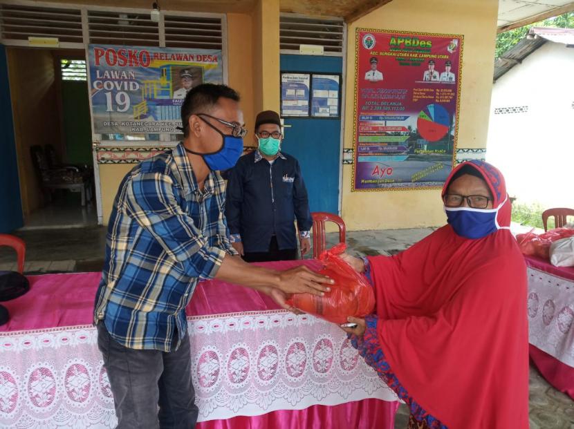 PTPN VII berbagi bahan pokok kepada warga terdampak pandemi Covid-19 di sekitar perusahaan wilayah Sumbagsel, Kamis (30/4). 