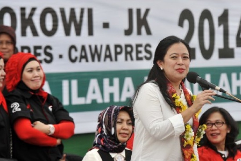 Puan Maharani berorasi politik di depan ibu-ibu majelis ta'lim saat mengikuti dzikir bersama untuk capres cawapres Joko Widodo-Jusuf Kalla di Makassar, Sulsel, Kamis (19/6). 