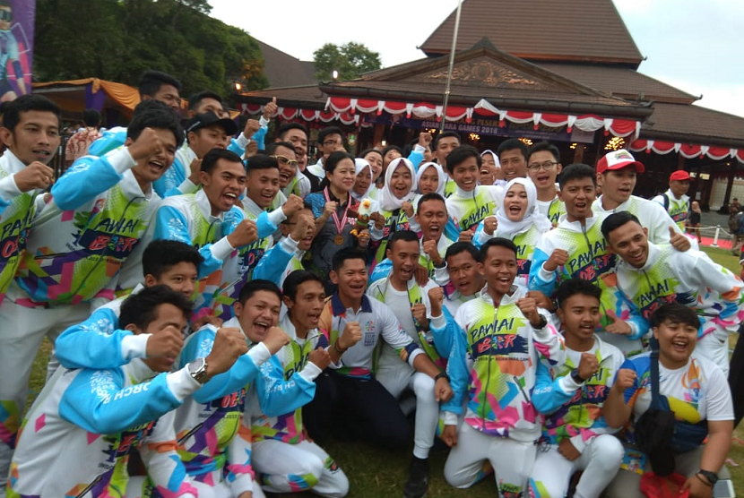 Coordinating Minister for Human Development and Culture Puan Maharani and INAPGOC Chairman Raja Sapta Oktohari pose with Asian Para Games 2018 volunteer.