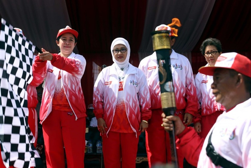 Puan Maharani didampingi oleh Gubernur Jawa Barat, Ahmad Heryawan dan Ketua Umum KONI, Tono Suratman. Seusai diberikan oleh Puan Maharani, Api PON dan Peparnas akan dikirab ke 16 kota/kabupaten di Jawa Barat dan berakhir di Kota Bandung.