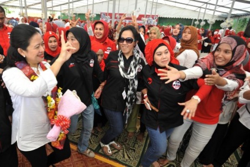 Puan Maharani (kiri) menyapa ibu-ibu majelis ta'lim saat mengikuti dzikir bersama untuk capres cawapres Joko Widodo-Jusuf Kalla di Makassar, Sulsel, Kamis (19/6). 