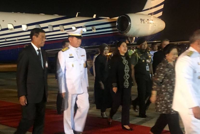 Puan Maharani, mendampingi Presiden ke-5 RI, Megawati Soekarnoputri menghadiri upacara Royal Cremation Raja Bhumibol Adulyadej di Sanam Luang, Bangkok yang dilaksanakan Kamis (26/10) waktu setempat. 